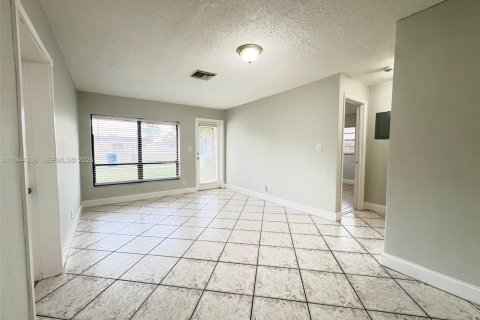 Villa ou maison à louer à Hollywood, Floride: 2 chambres, 105.82 m2 № 2001941 - photo 13