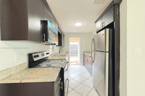 Villa ou maison à louer à Hollywood, Floride: 2 chambres, 105.82 m2 № 2001941 - photo 9