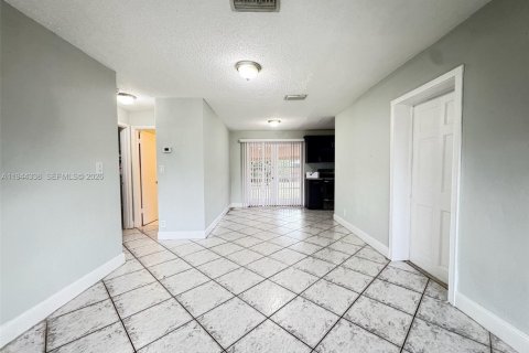 Villa ou maison à louer à Hollywood, Floride: 2 chambres, 105.82 m2 № 2001941 - photo 12