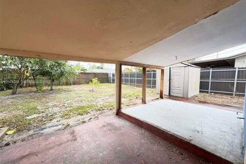 Villa ou maison à louer à Hollywood, Floride: 2 chambres, 105.82 m2 № 2001941 - photo 17