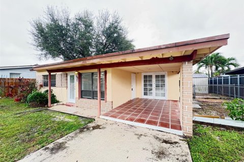 Villa ou maison à louer à Hollywood, Floride: 2 chambres, 105.82 m2 № 2001941 - photo 2