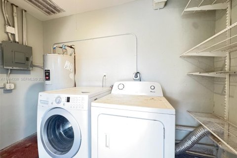 Villa ou maison à louer à Hollywood, Floride: 2 chambres, 105.82 m2 № 2001941 - photo 4