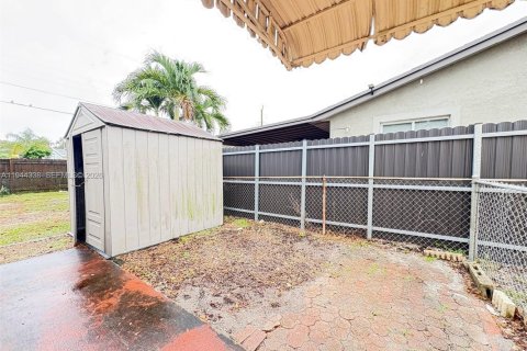 Villa ou maison à louer à Hollywood, Floride: 2 chambres, 105.82 m2 № 2001941 - photo 19