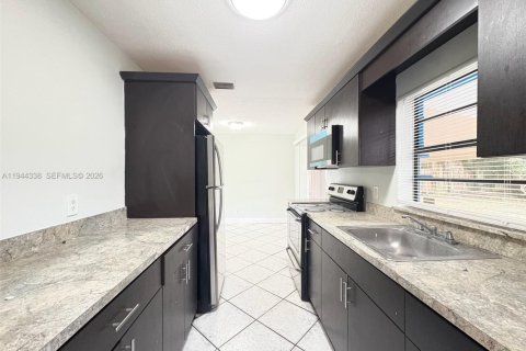 Villa ou maison à louer à Hollywood, Floride: 2 chambres, 105.82 m2 № 2001941 - photo 8