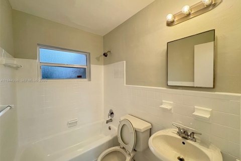 Villa ou maison à louer à Hollywood, Floride: 2 chambres, 105.82 m2 № 2001941 - photo 16