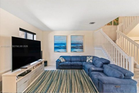 Adosado en venta en Hialeah, Florida, 3 dormitorios, 153.29 m2 № 1995983 - foto 3