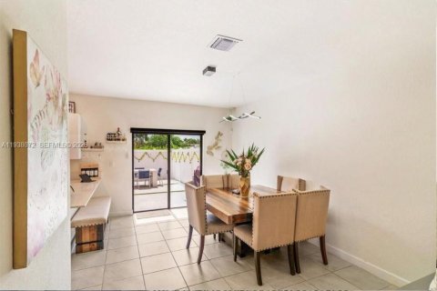 Adosado en venta en Hialeah, Florida, 3 dormitorios, 153.29 m2 № 1995983 - foto 7