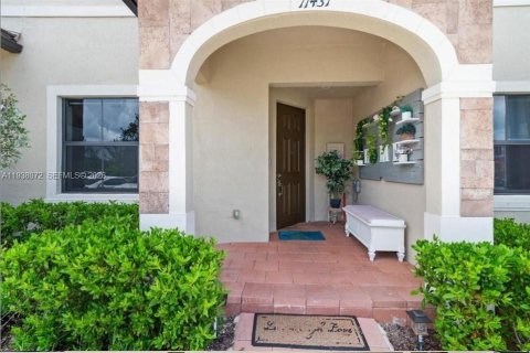 Adosado en venta en Hialeah, Florida, 3 dormitorios, 153.29 m2 № 1995983 - foto 2