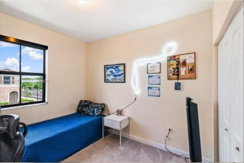 Adosado en venta en Hialeah, Florida, 3 dormitorios, 153.29 m2 № 1995983 - foto 14