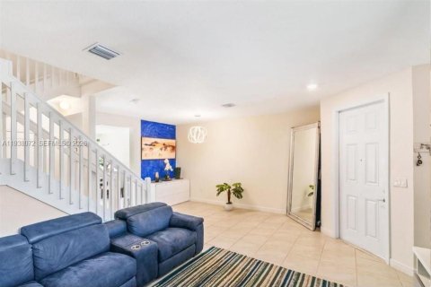 Adosado en venta en Hialeah, Florida, 3 dormitorios, 153.29 m2 № 1995983 - foto 4