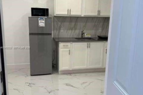 Propiedad comercial en alquiler en Homestead, Florida, 1 dormitorio, 83.61 m2 № 1990836 - foto 2