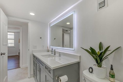 Condo in Riviera Beach, Florida, 2 bedrooms № 2089631 - photo 25