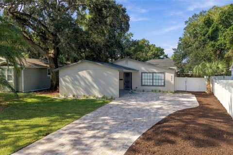 House in Tampa, Florida 3 bedrooms, 151.24 sq.m. № 2398317 - photo 4