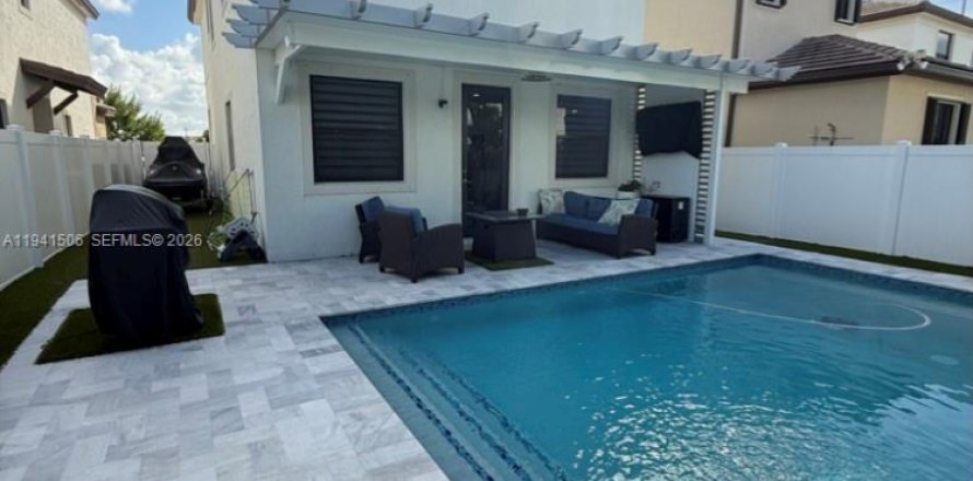 House in Hialeah, Florida 4 bedrooms, 186.92 sq.m. № 2003577