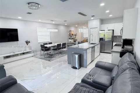 House in Hialeah, Florida 4 bedrooms, 186.92 sq.m. № 2003577 - photo 2