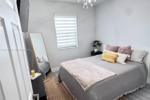 House in Hialeah, Florida 4 bedrooms, 186.92 sq.m. № 2003577 - photo 11