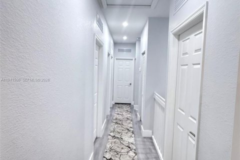 House in Hialeah, Florida 4 bedrooms, 186.92 sq.m. № 2003577 - photo 6