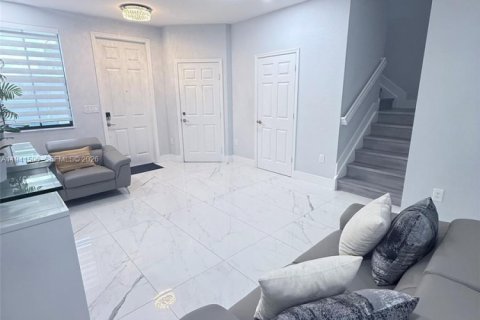 House in Hialeah, Florida 4 bedrooms, 186.92 sq.m. № 2003577 - photo 3