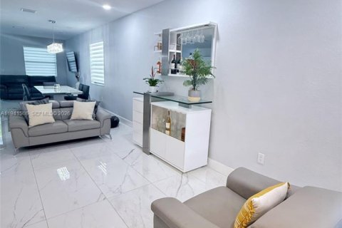 House in Hialeah, Florida 4 bedrooms, 186.92 sq.m. № 2003577 - photo 4