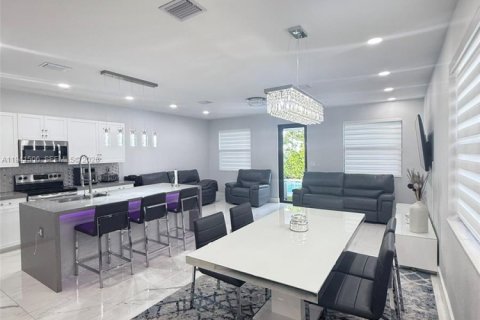 House in Hialeah, Florida 4 bedrooms, 186.92 sq.m. № 2003577 - photo 5