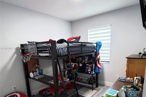 House in Hialeah, Florida 4 bedrooms, 186.92 sq.m. № 2003577 - photo 9