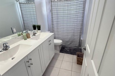 House in Hialeah, Florida 4 bedrooms, 186.92 sq.m. № 2003577 - photo 8