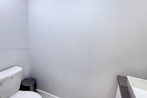 House in Hialeah, Florida 4 bedrooms, 186.92 sq.m. № 2003577 - photo 13