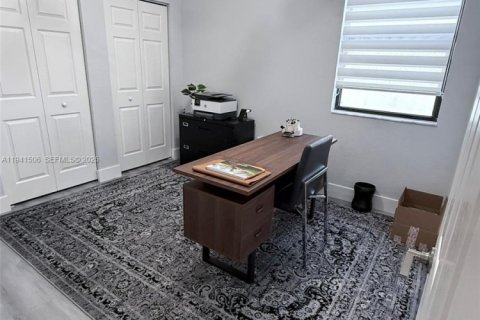 House in Hialeah, Florida 4 bedrooms, 186.92 sq.m. № 2003577 - photo 10