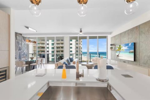 Condo in Riviera Beach, Florida, 2 bedrooms № 2261384 - photo 9