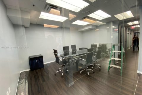 Commercial property in Miami, Florida № 2082114 - photo 4