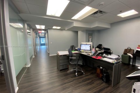 Commercial property in Miami, Florida № 2082114 - photo 8