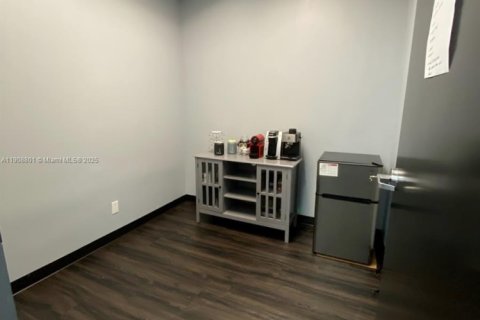 Commercial property in Miami, Florida № 2082114 - photo 14