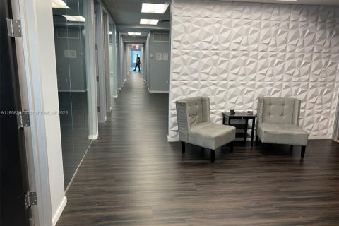 Commercial property in Miami, Florida № 2082114 - photo 2
