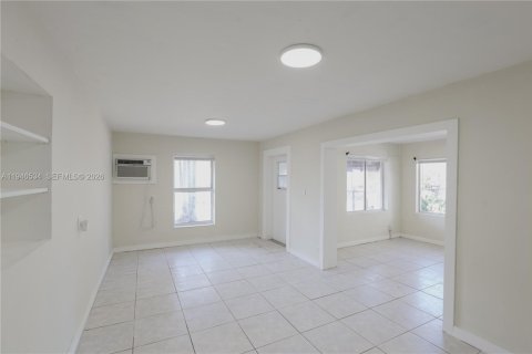 Condominio en alquiler en North Miami Beach, Florida, 3 dormitorios, 68.28 m2 № 2007795 - foto 2