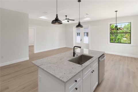 House in Venice, Florida 3 bedrooms, 141.4 sq.m. № 2228282 - photo 9