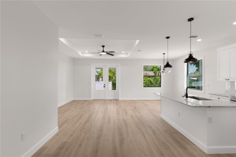 House in Venice, Florida 3 bedrooms, 141.4 sq.m. № 2228282 - photo 5