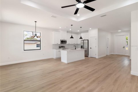 House in Venice, Florida 3 bedrooms, 141.4 sq.m. № 2228282 - photo 12