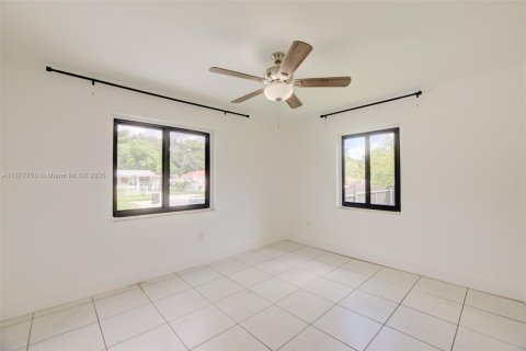 Villa ou maison à vendre à Opa-locka, Floride: 3 chambres, 150.13 m2 № 1896050 - photo 10