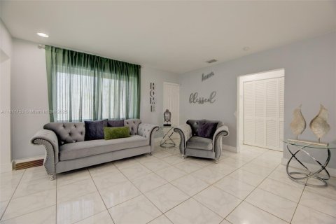 Villa ou maison à vendre à Opa-locka, Floride: 3 chambres, 150.13 m2 № 1896050 - photo 16