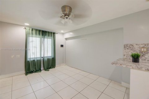 Villa ou maison à vendre à Opa-locka, Floride: 3 chambres, 150.13 m2 № 1896050 - photo 12