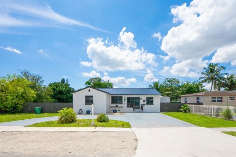 Villa ou maison à vendre à Opa-locka, Floride: 3 chambres, 150.13 m2 № 1896050 - photo 3