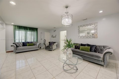 Villa ou maison à vendre à Opa-locka, Floride: 3 chambres, 150.13 m2 № 1896050 - photo 21