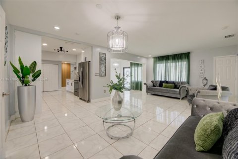 Villa ou maison à vendre à Opa-locka, Floride: 3 chambres, 150.13 m2 № 1896050 - photo 4