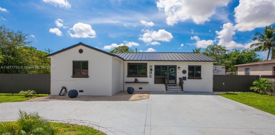 Casa en Opa-locka, Florida 3 dormitorios, 150.13 m2 № 1896050