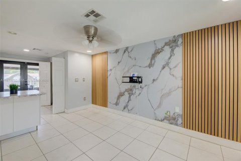 Villa ou maison à vendre à Opa-locka, Floride: 3 chambres, 150.13 m2 № 1896050 - photo 6