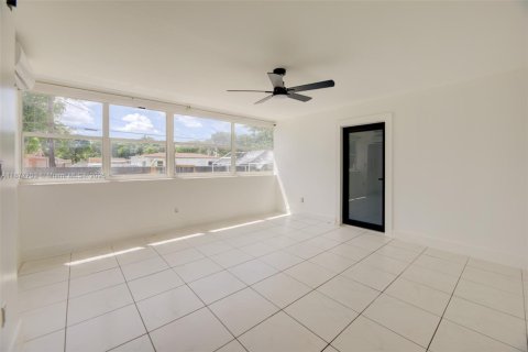 Villa ou maison à vendre à Opa-locka, Floride: 3 chambres, 150.13 m2 № 1896050 - photo 7