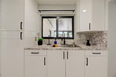 Villa ou maison à vendre à Opa-locka, Floride: 3 chambres, 150.13 m2 № 1896050 - photo 23