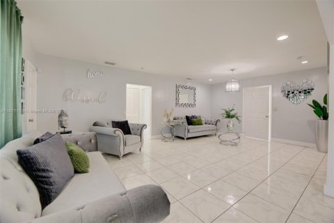 Villa ou maison à vendre à Opa-locka, Floride: 3 chambres, 150.13 m2 № 1896050 - photo 11