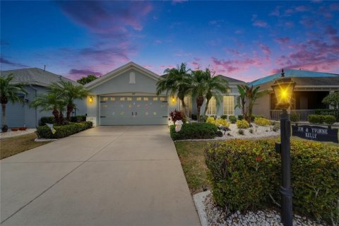 House in Sun City Center, Florida 2 bedrooms, 179.86 sq.m. № 1626156 - photo 1