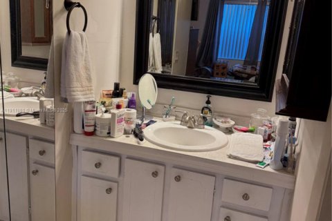 Condo in Sunrise, Florida, 2 bedrooms  № 1971235 - photo 16